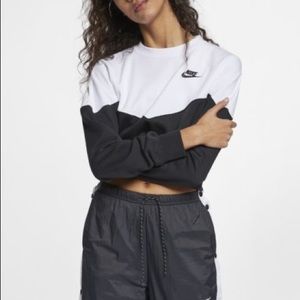 HOST PICK✨BNWT • Nike crewneck🖤